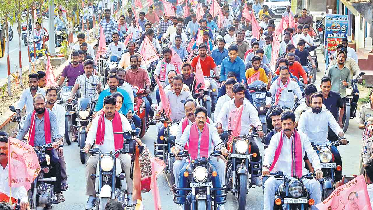 మానుకోటలో వెయ్యి బైక్‌లతో ర్యాలీ