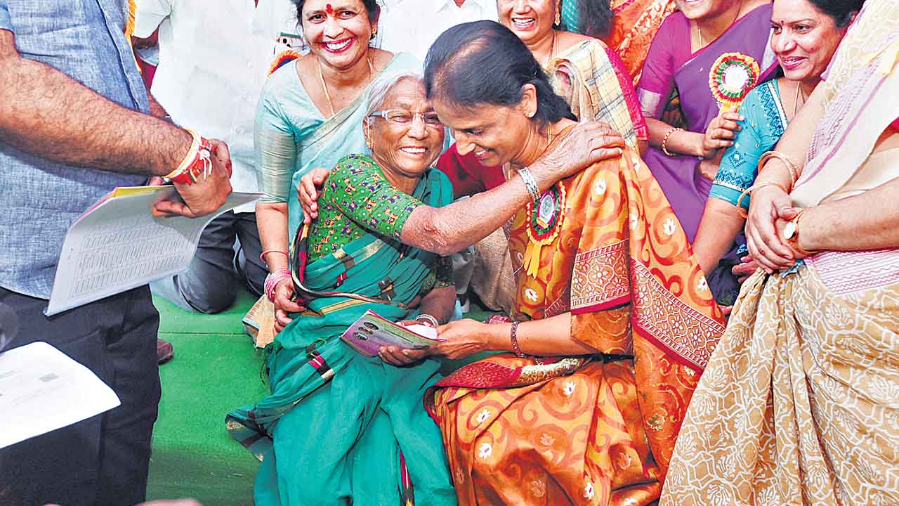 వెలుగు తెచ్చే.. పండుగ వచ్చే