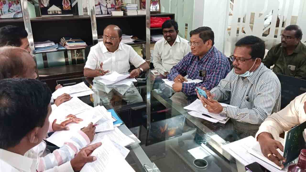 అభివృద్ధి పనుల్లో వేగం పెంచాలి