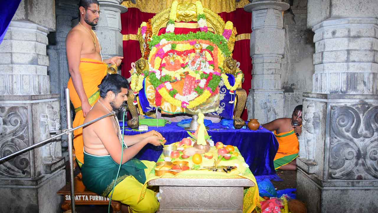 గుట్టలో వైభవంగా నిత్యారాధనలు