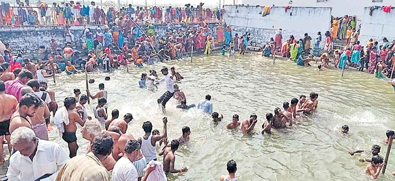 మంజీరాతీరం.. జనసంద్రం