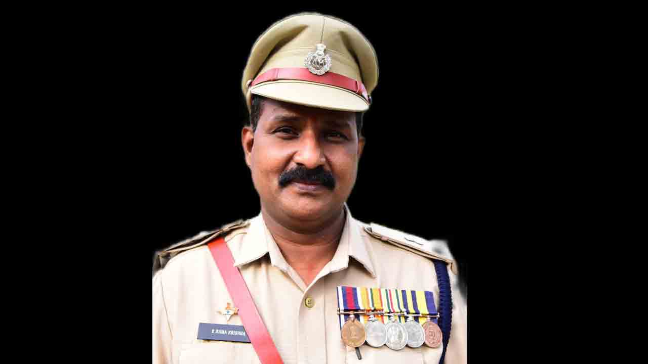 12వ బెటాలియన్‌ అడిషనల్‌ కమాండెంట్‌కు రాష్ట్రపతి మెడల్‌