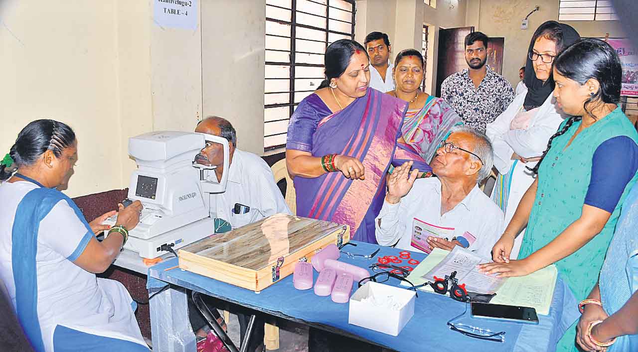చూపునిస్తూ.. సంబురం నింపుతూ..!