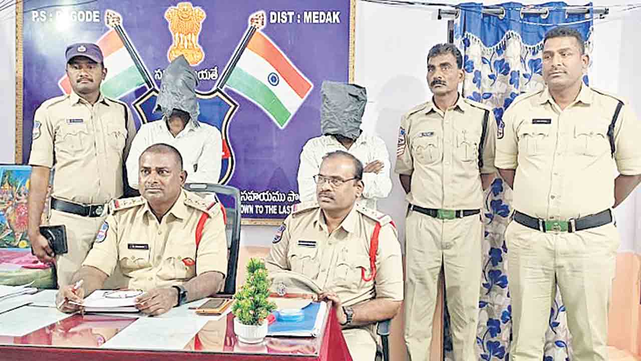 హత్య కేసులో లొంగిపోయిన సోదరులు