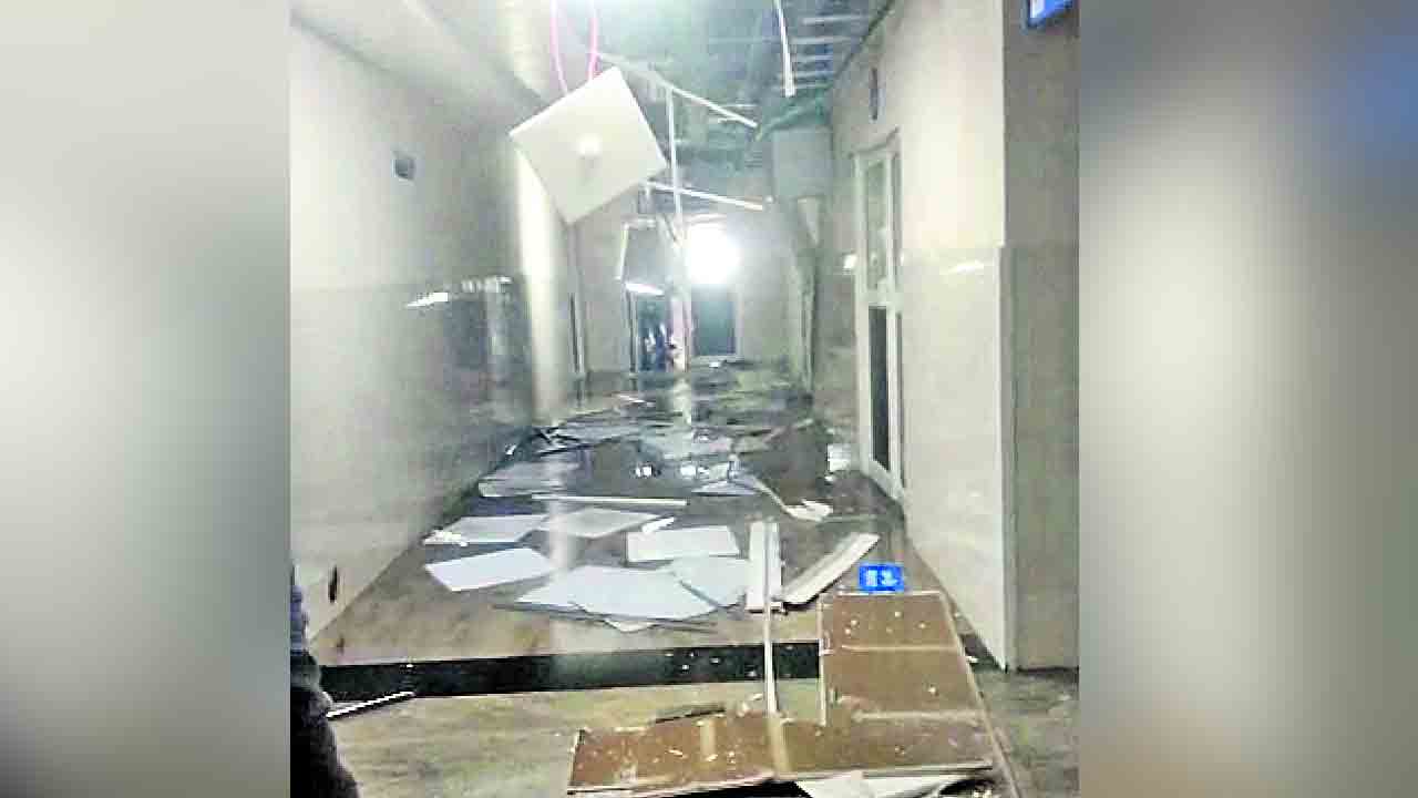 సూపర్‌ స్పెషాలిటీ హాస్పిటల్‌లో కూలిన సీలింగ్‌