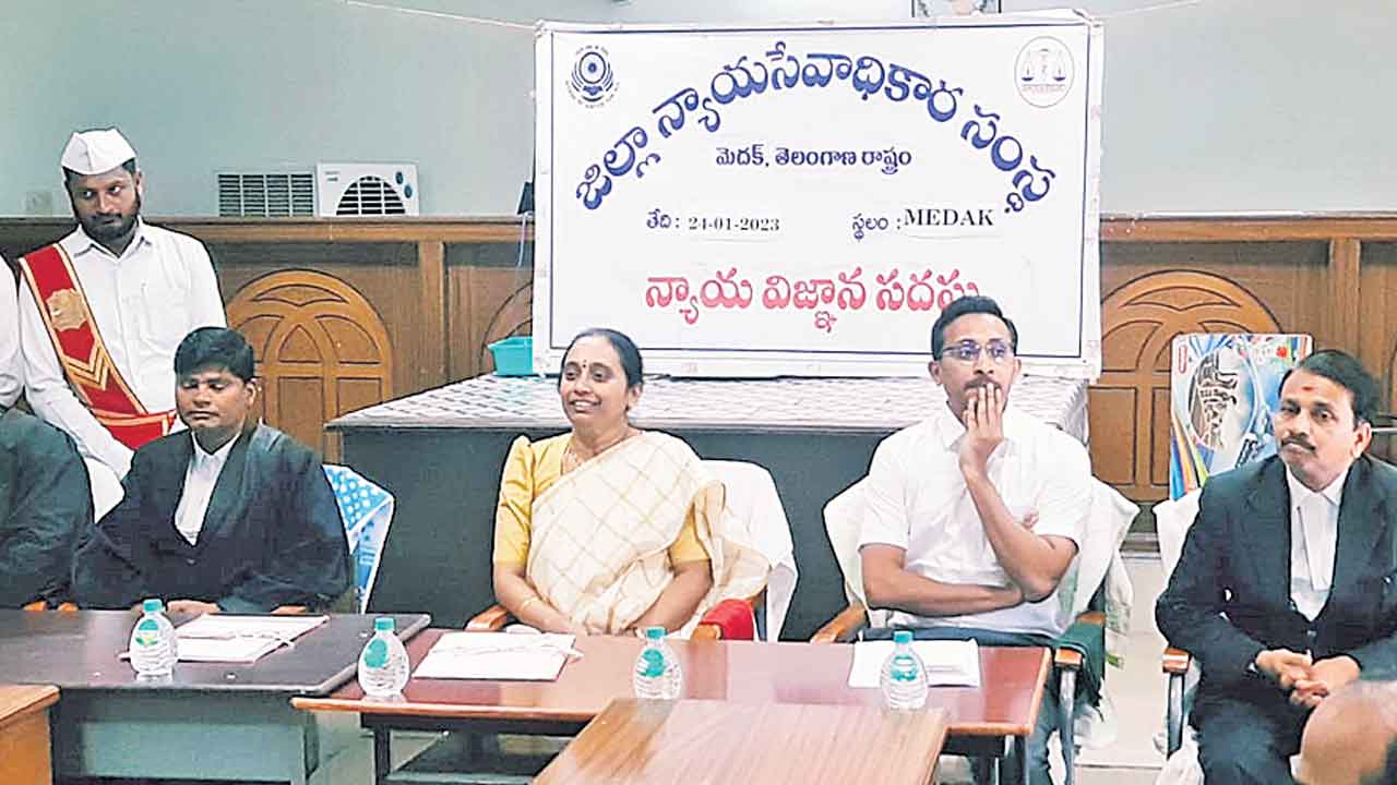 మహిళలకు కోర్టుల అండ