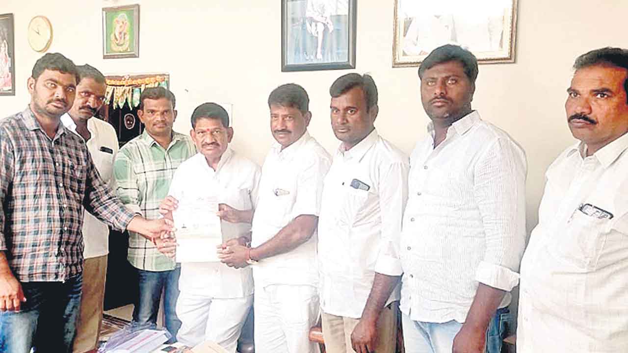 సీఎంఆర్‌ఎఫ్‌ చెక్కు అందజేత