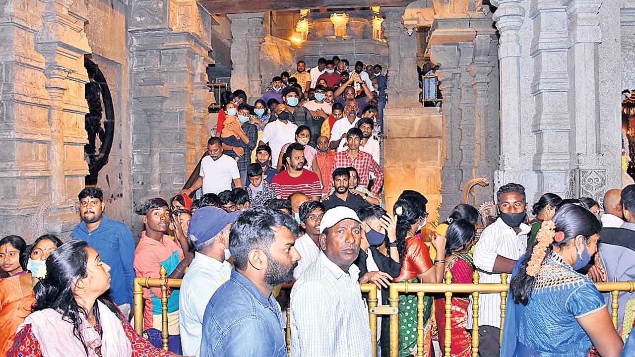 గుట్టకు పోటెత్తిన భక్తులు