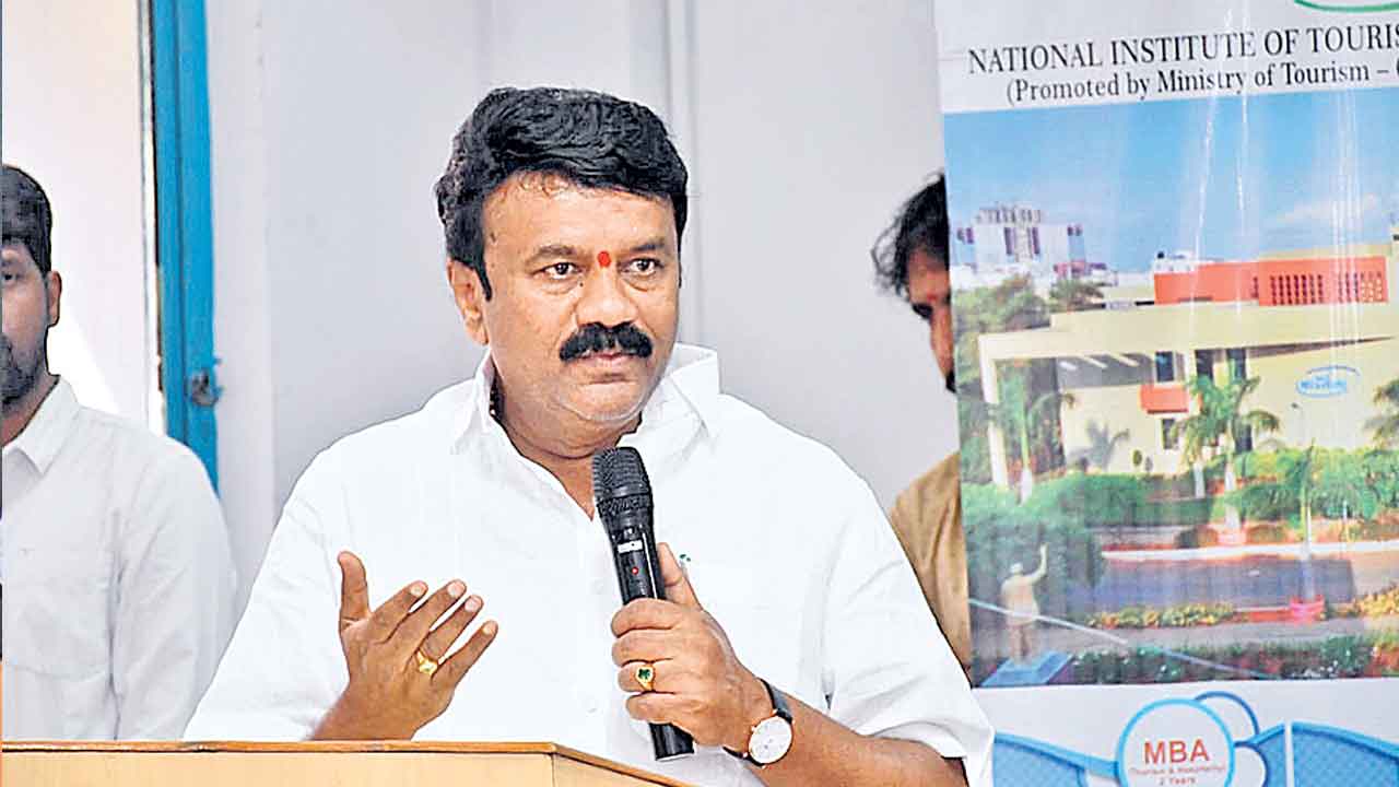 మహిళలు ఆర్థికంగా బలోపేతం కావాలి