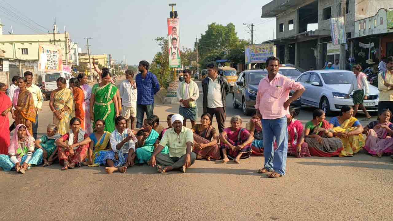 వివాహిత మృతికి కారకులను శిక్షించాలి