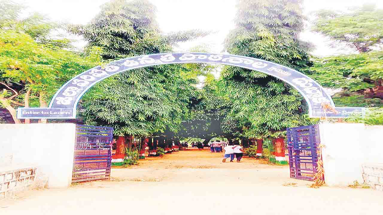 స్వాతంత్య్ర పోరాటాలు నేర్పిన ఒడి.. దుబ్బాక సర్కారు బడి