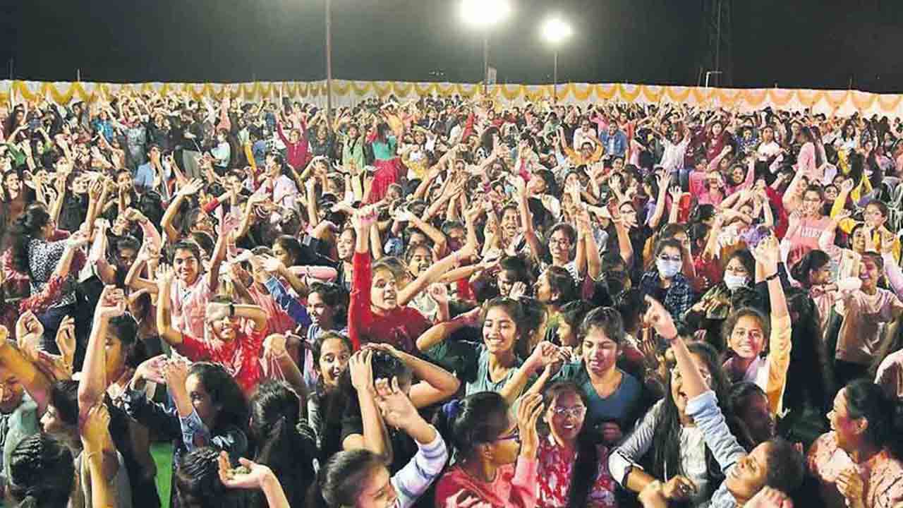 రాష్ట్రంలో ఘనంగా నూతన సంవత్సర వేడుకలు