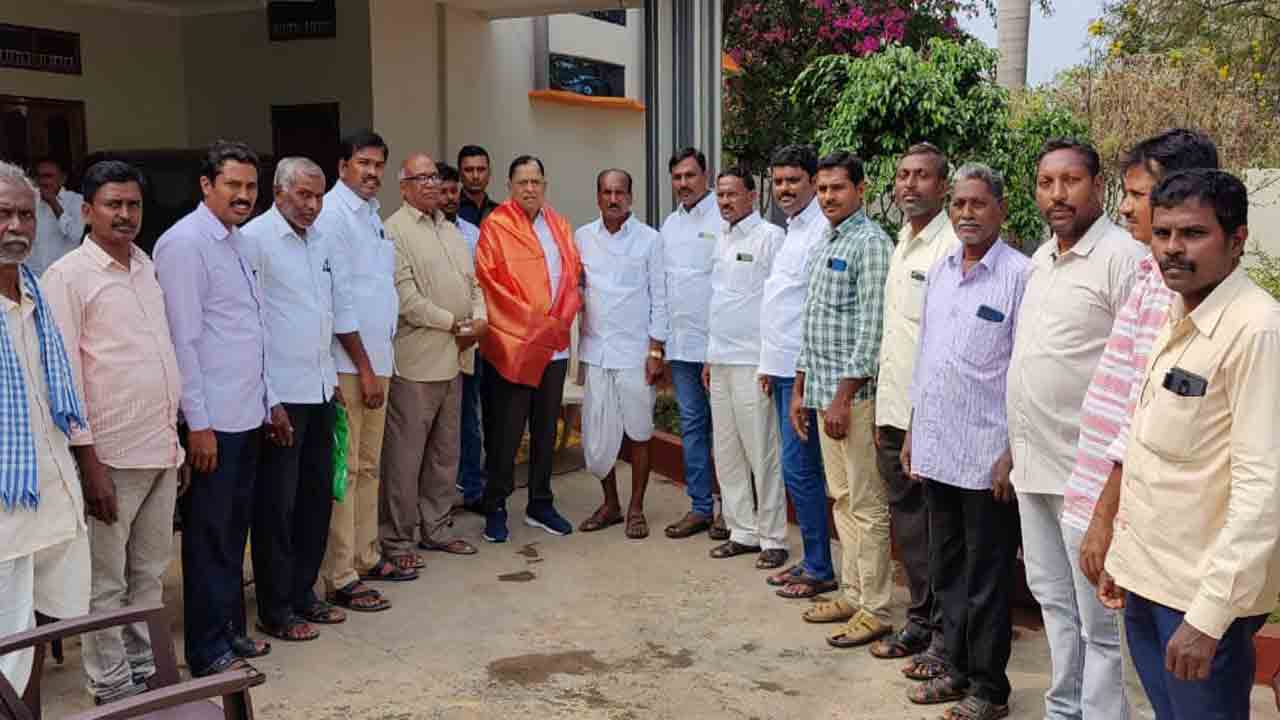 బాధిత కుటుంబాలకు ప్రభుత్వం అండ