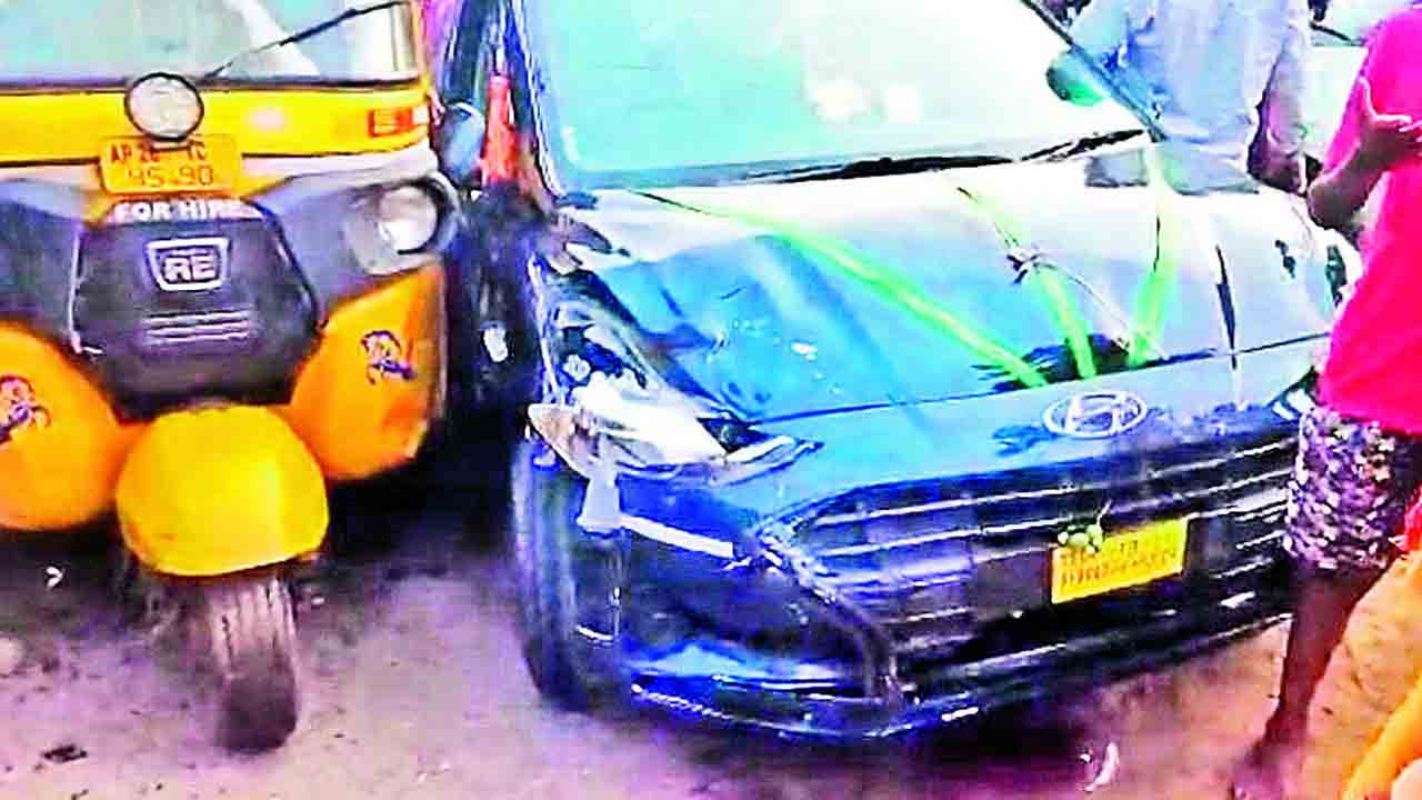 అన్నారం షరీఫ్లో కారు బీభత్సం