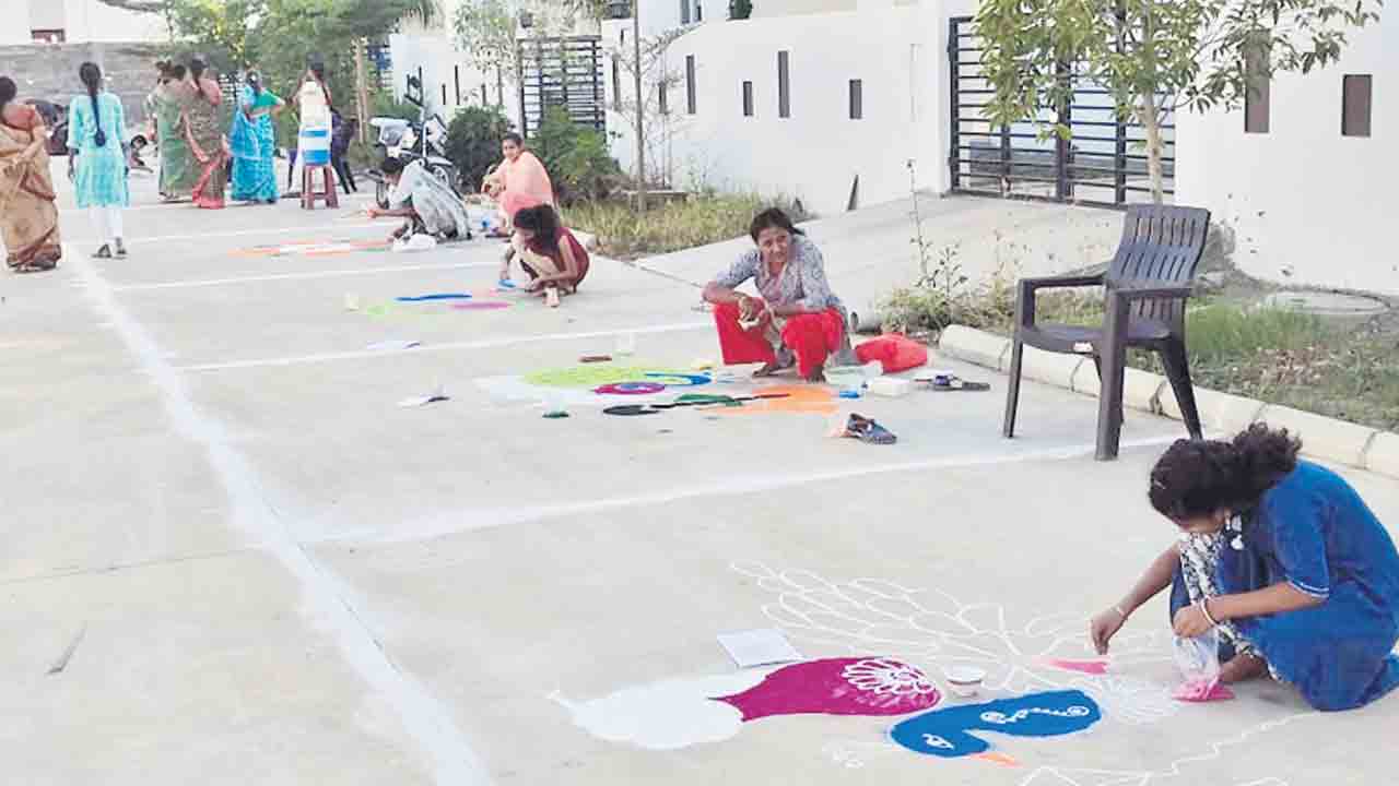 ఘనంగా భోగి వేడుకలు