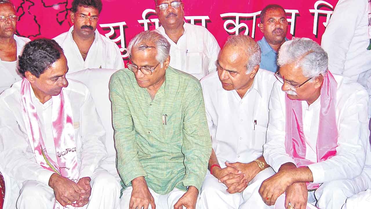 లెఫ్ట్‌ టు రైట్‌.. నార్త్‌ టు సౌత్‌ అందరివాడు కేసీఆర్‌