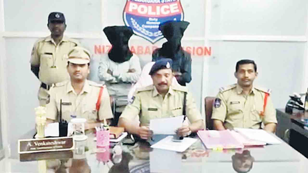 ఇద్దరు బైక్‌ దొంగల అరెస్టు