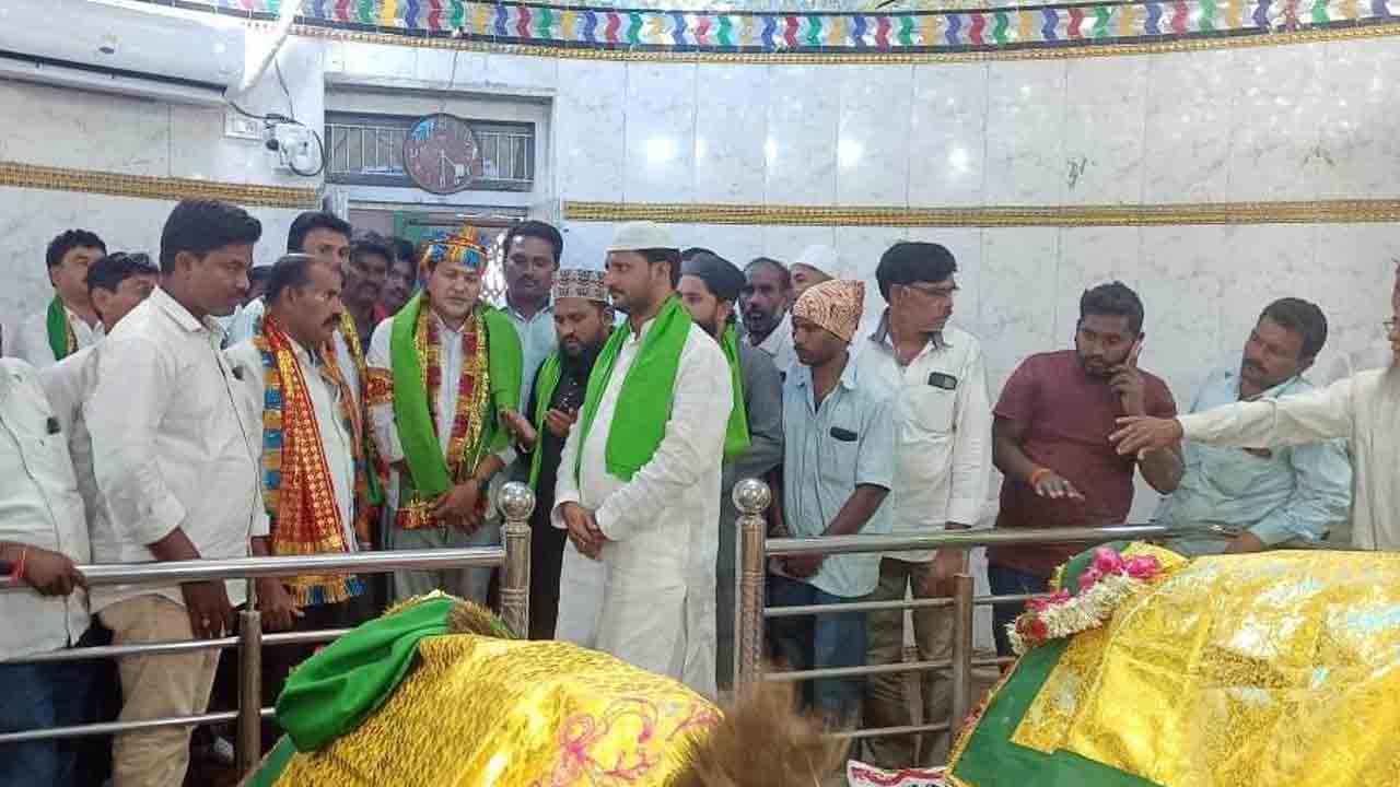 సీఎం కేసీఆర్‌ సారథ్యంలో దర్గా మరింత అభివృద్ధి