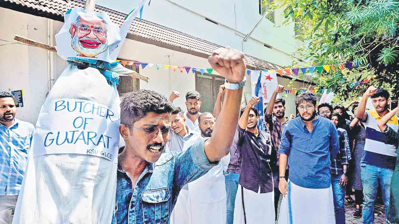 మోదీపై భగ్గుమన్న విద్యార్థి లోకం