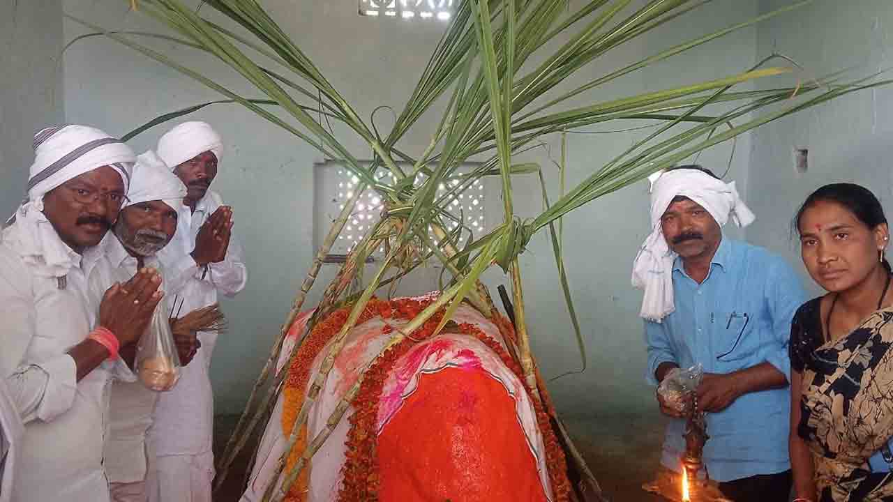 బుడుందేవ్‌కు జలాభిషేకం