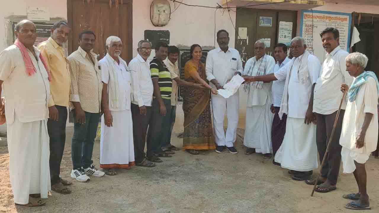 సీఎంఆర్‌ఎఫ్‌ చెక్కుల పంపిణీ