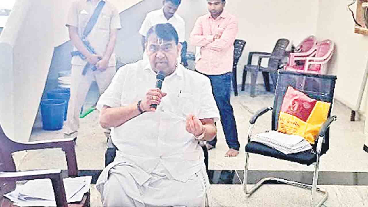 అభివృద్ధి పనుల్లో వేగం పెంచాలి