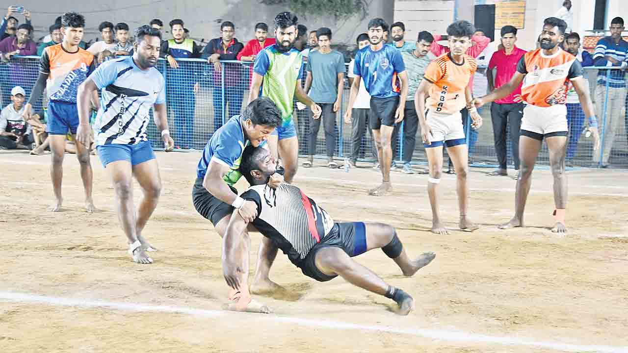 కొనసాగుతున్న కేసీఆర్‌ కప్‌ కబడ్డీ పోటీలు