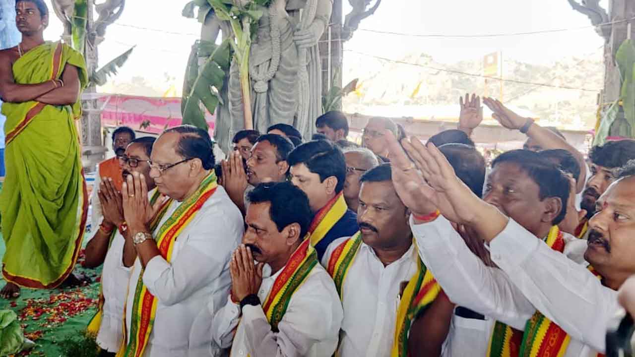 ఆలయాల అభివృద్ధికి సీఎం కేసీఆర్‌ కృషి