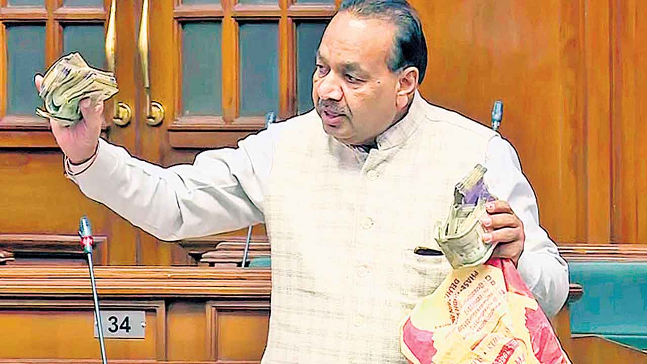 ఢిల్లీ అసెంబ్లీలో నోట్ల కట్టలు