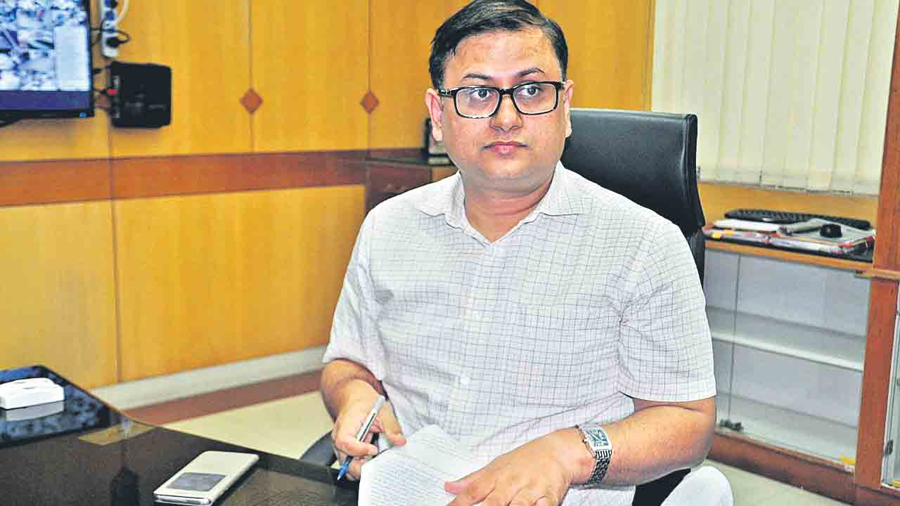 మార్చి 25లోపు రోడ్లు, డ్రైనేజీ పనులు