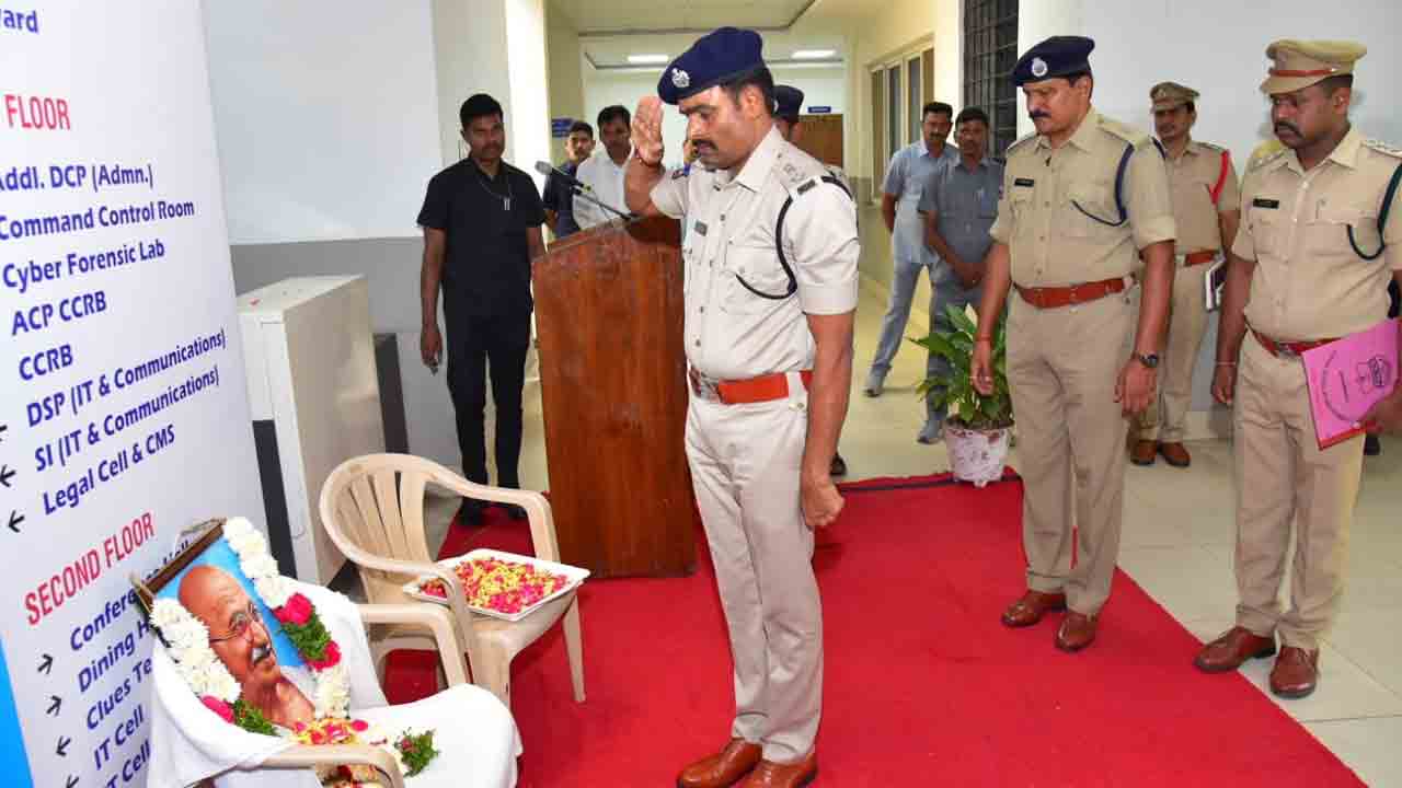 మహాత్ముడి మార్గం అనుసరణీయం