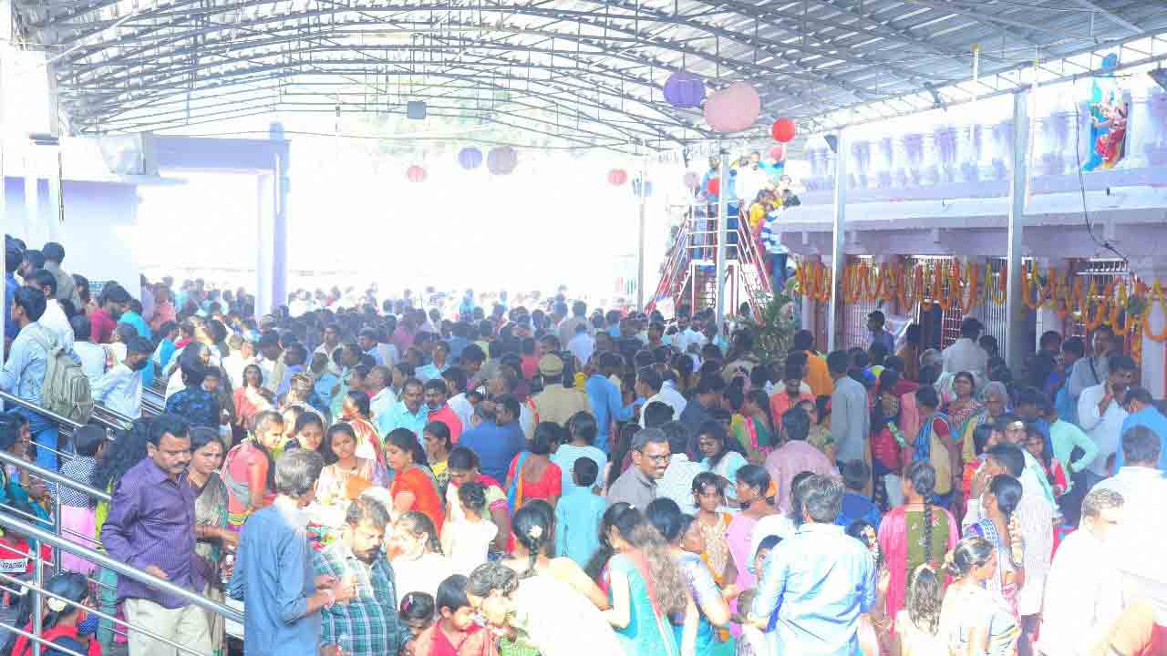 కిక్కిరిసిన కొత్తకొండ