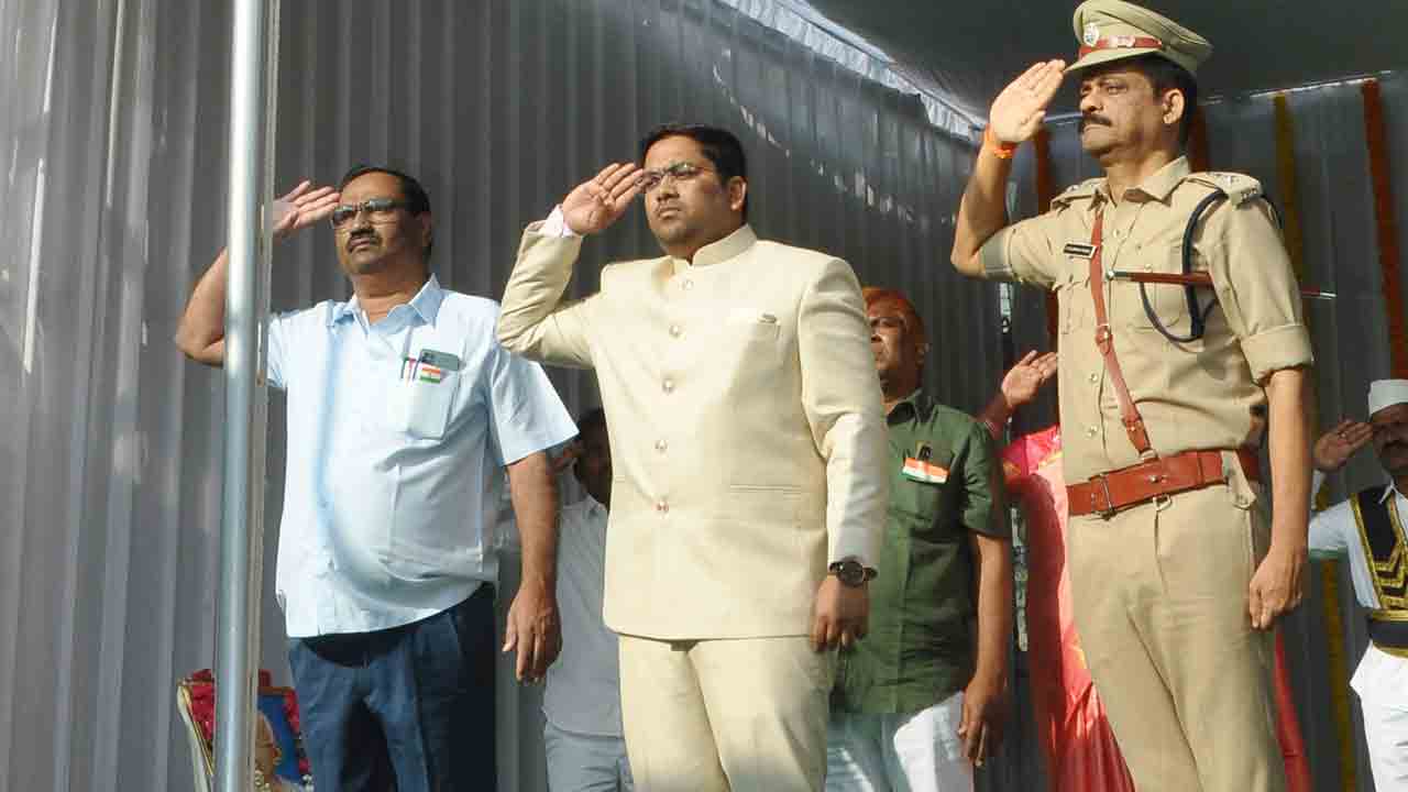 జిల్లా వ్యాప్తంగా ఘనంగా 74వ గణతంత్ర వేడుకలు