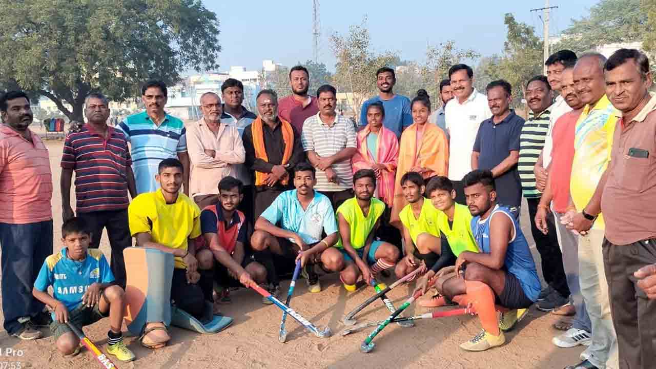 హాకీ క్రీడాకారులకు సన్మానం