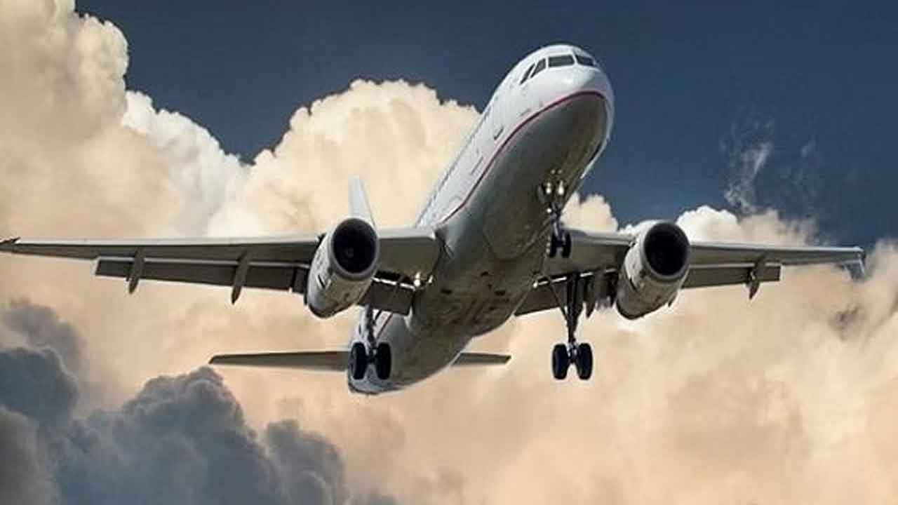 స్కూల్‌ టాపర్లకు విమాన ప్రయాణం