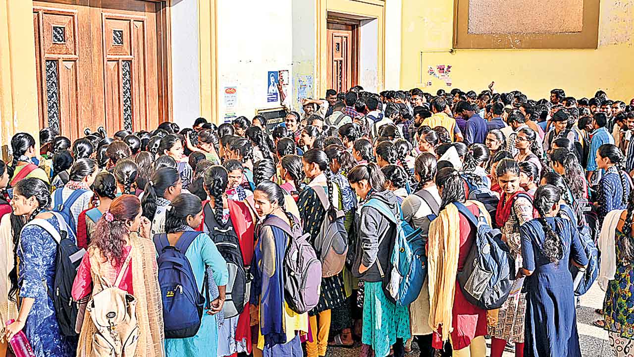 కోరిన పుస్తకం.. కొనిపెడతారు!