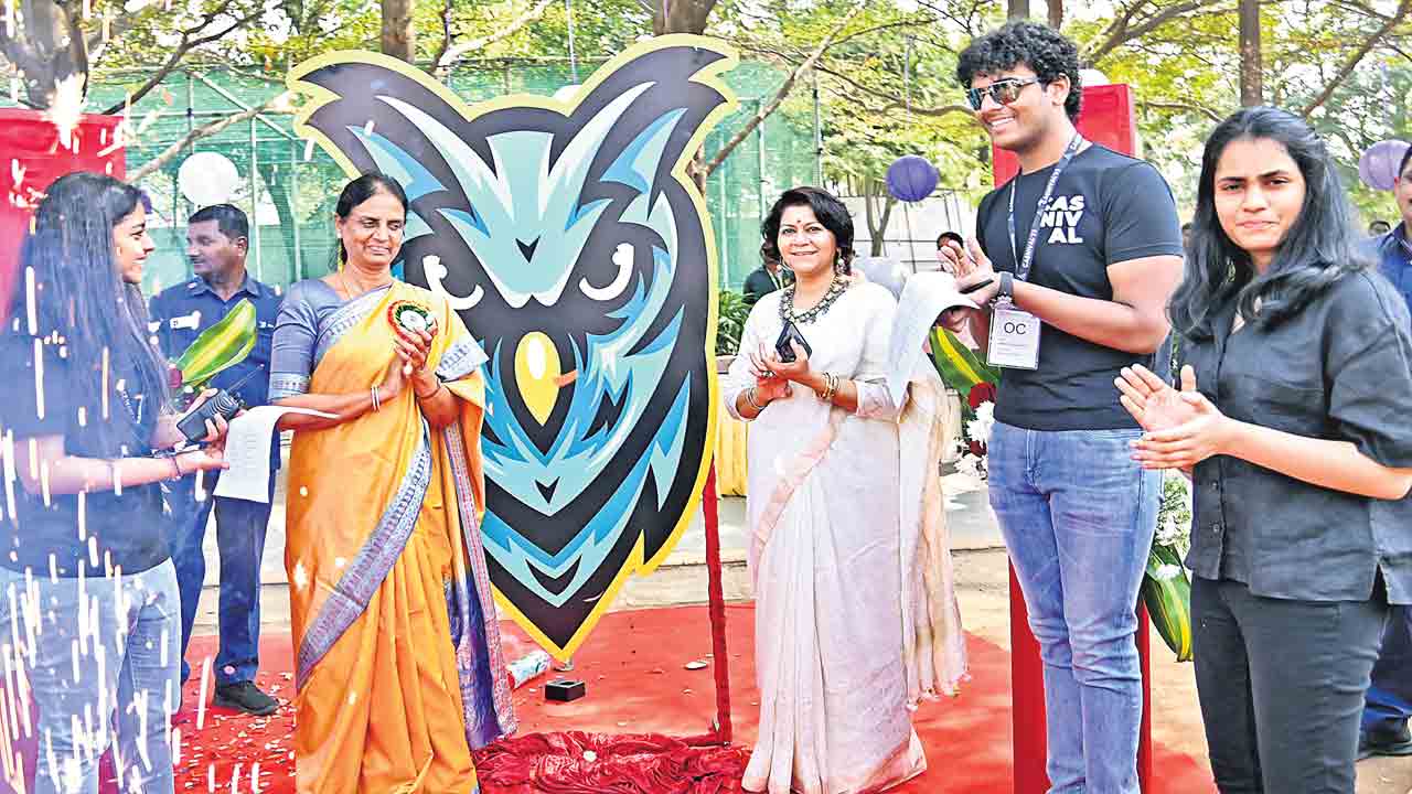 ఓక్రిడ్జ్‌ స్కూల్‌లో ఆకట్టుకున్న కాస్నివాల్‌