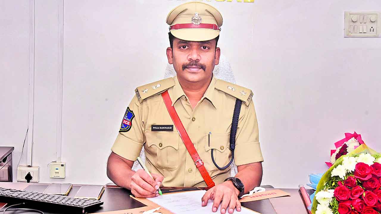 ఈస్ట్‌జోన్‌ డీసీపీగా కరుణాకర్‌ బాధ్యతల స్వీకరణ