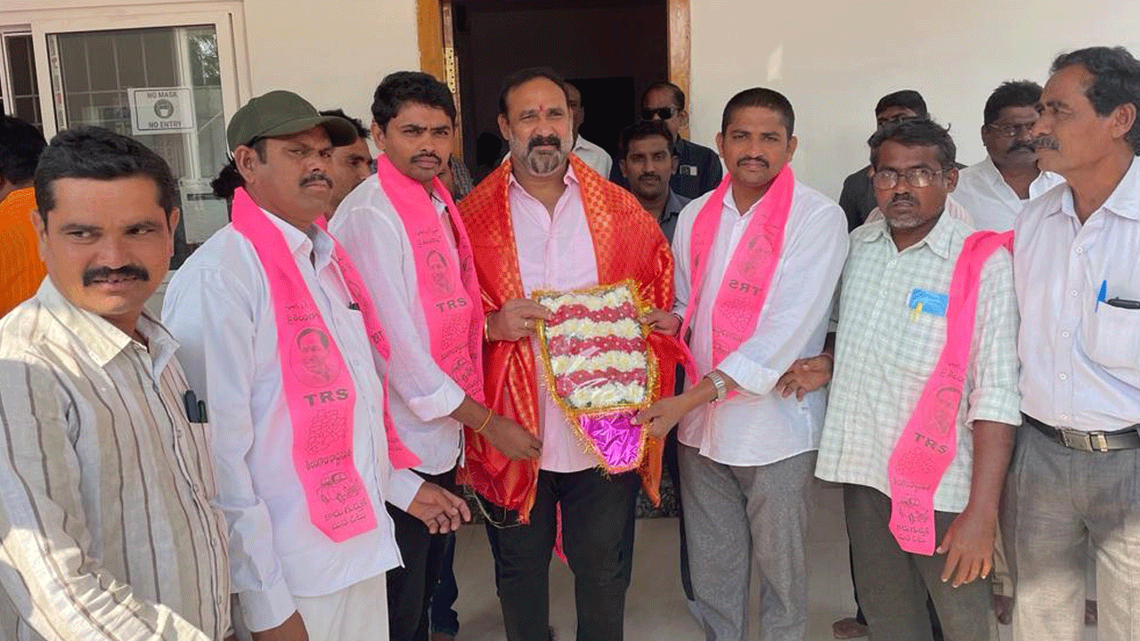 బీఆర్‌ఎస్‌లో దూదియతండా సర్పంచ్‌ చేరిక