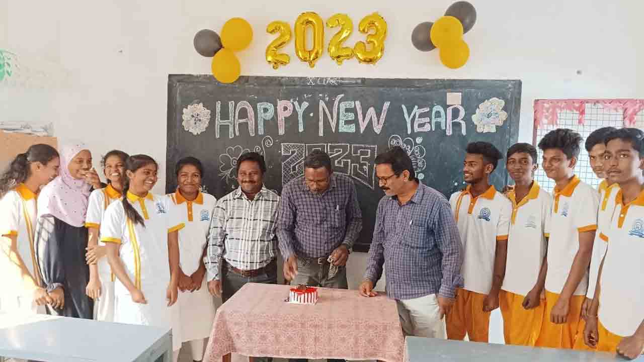 విద్యాలయాల్లో ముందస్తు సంబురాలు