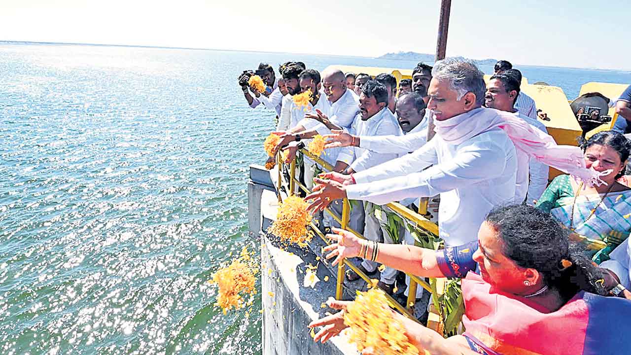 పొలాల్లో నీళ్లు.. విపక్షాలకు కన్నీళ్లు