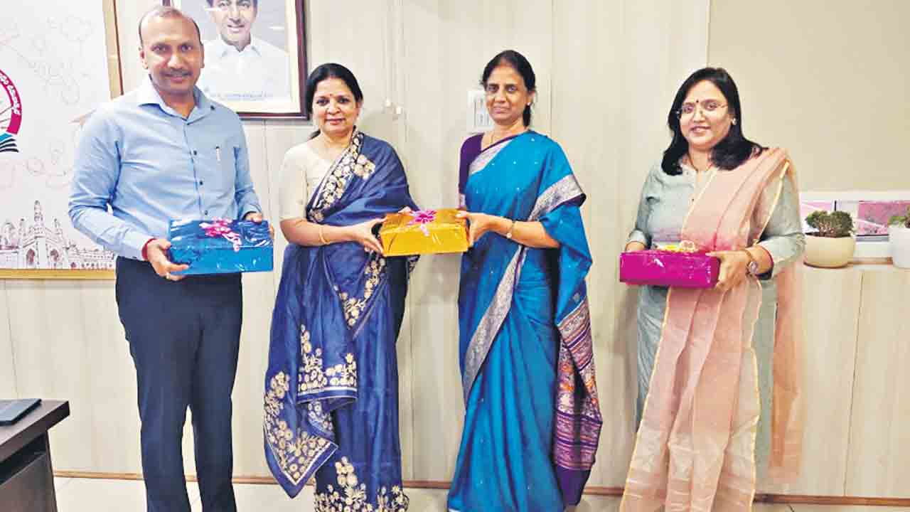 బొకేలకు బదులుగా నోట్‌బుక్‌లు