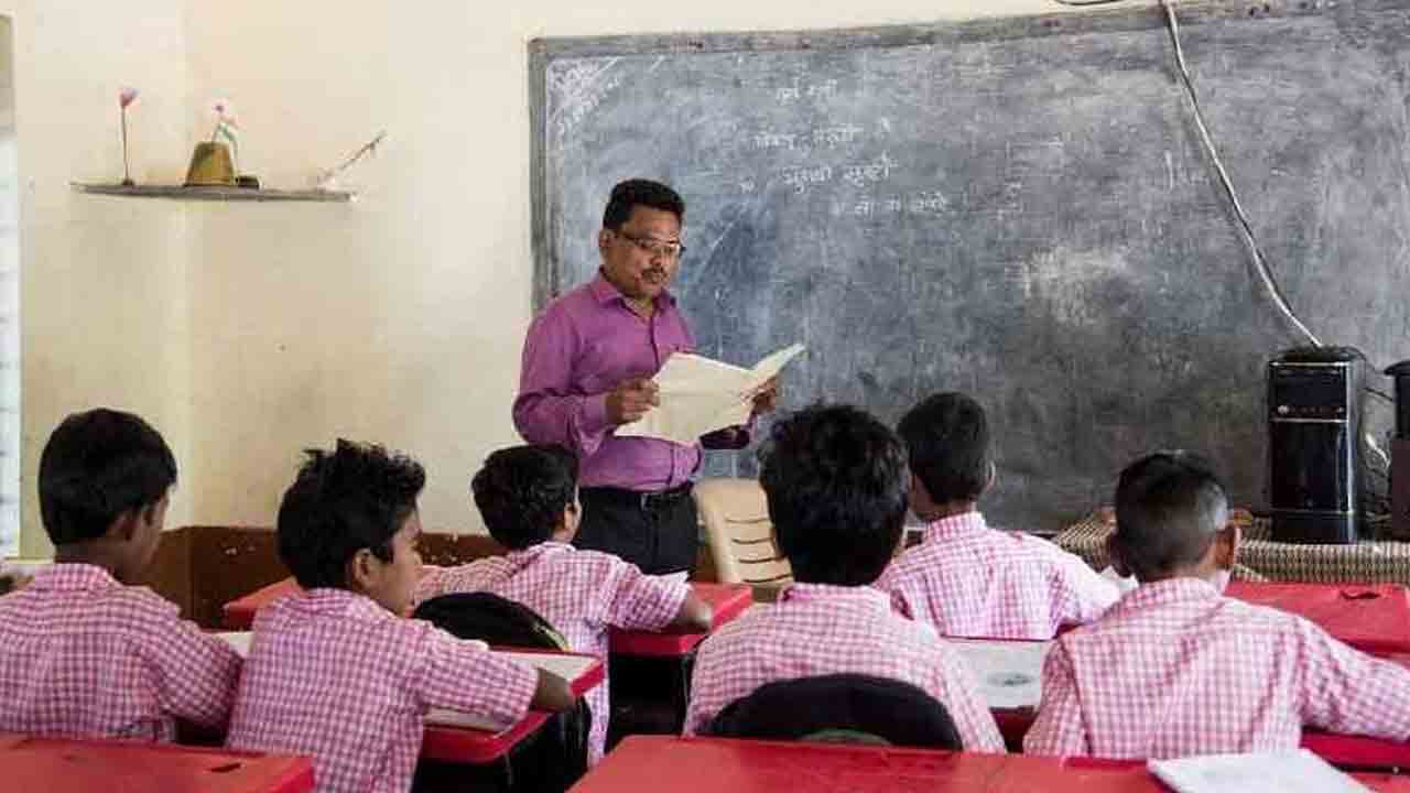 టీచర్ల ఉద్యోగోన్నతులకు పచ్చజెండా