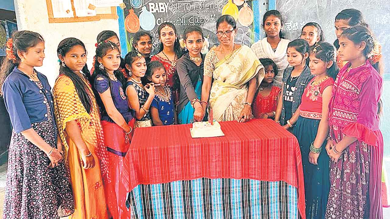 గురుకులంలో ఒకేరోజు 17 మంది బర్త్‌డే