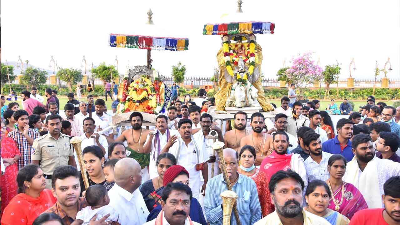 యాదగిరిగుట్టలో భక్తుల సందడి
