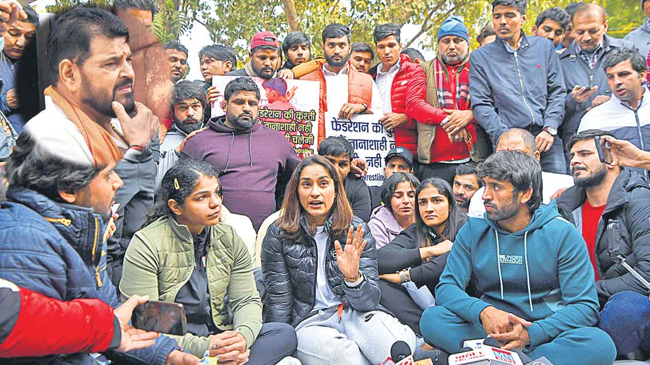 బీజేపీ ఎంపీ లైంగిక వేధింపులు