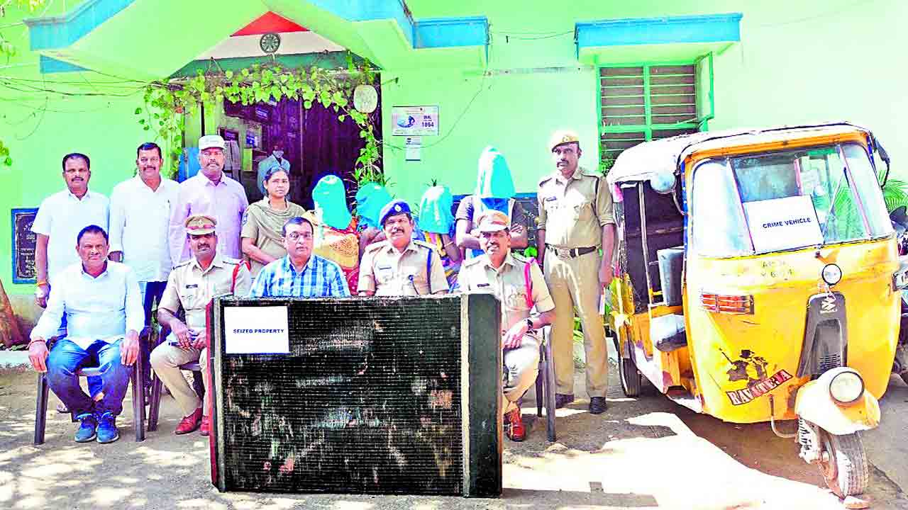 ఏరేవి చిత్తు కాగితాలు.. చేసేవి చోరీలు