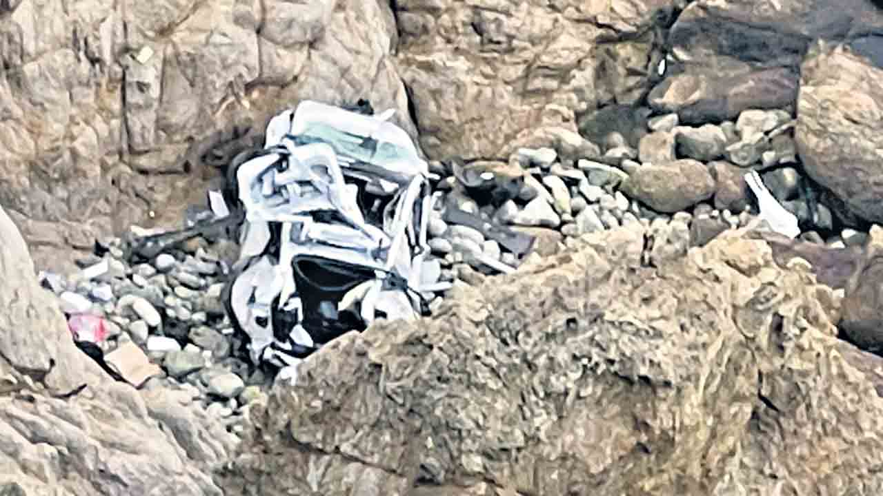 300 అడుగుల లోయలో పడినా..