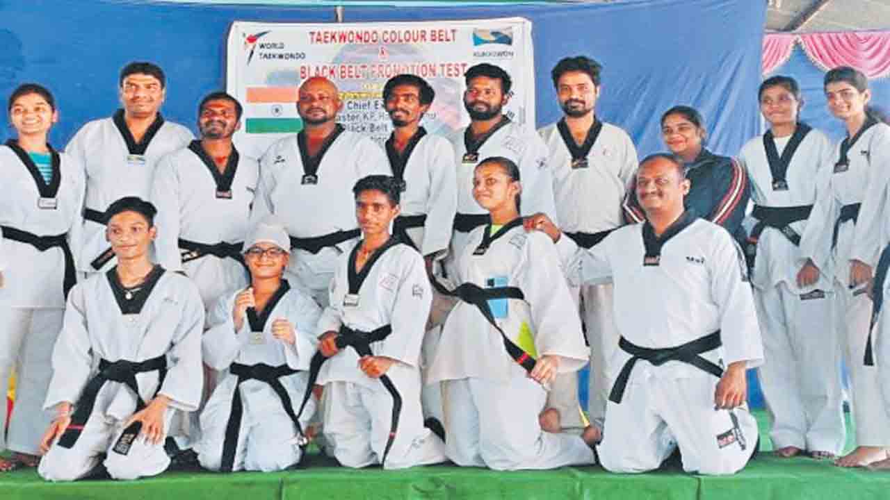 ఉచిత శిక్షణిస్తూ.. స్ఫూర్తిగా నిలుస్తూ