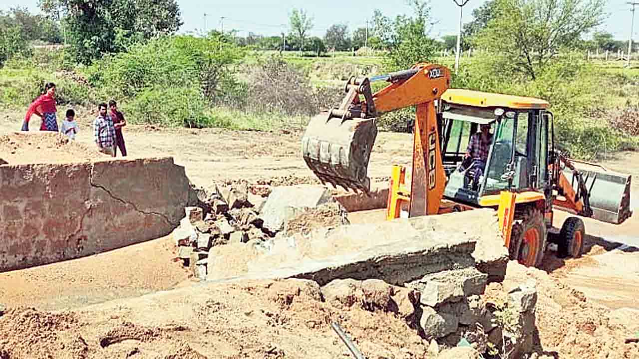 అక్రమ ఇసుక ఫిల్టర్ల ధ్వంసం